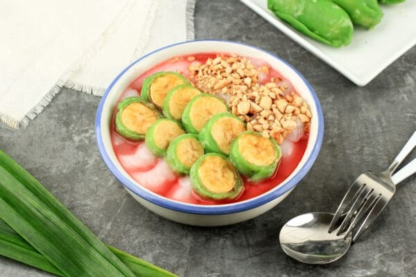 kuliner makassar - Es Pisang Ijo, Ripe Banana Rolled with Green Thin Crepes. Served with Rice Porridge