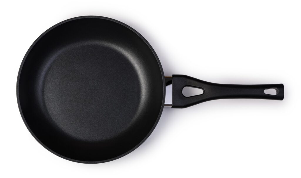 Frying pans jajandikitid membersihkan kerak di penggorengan