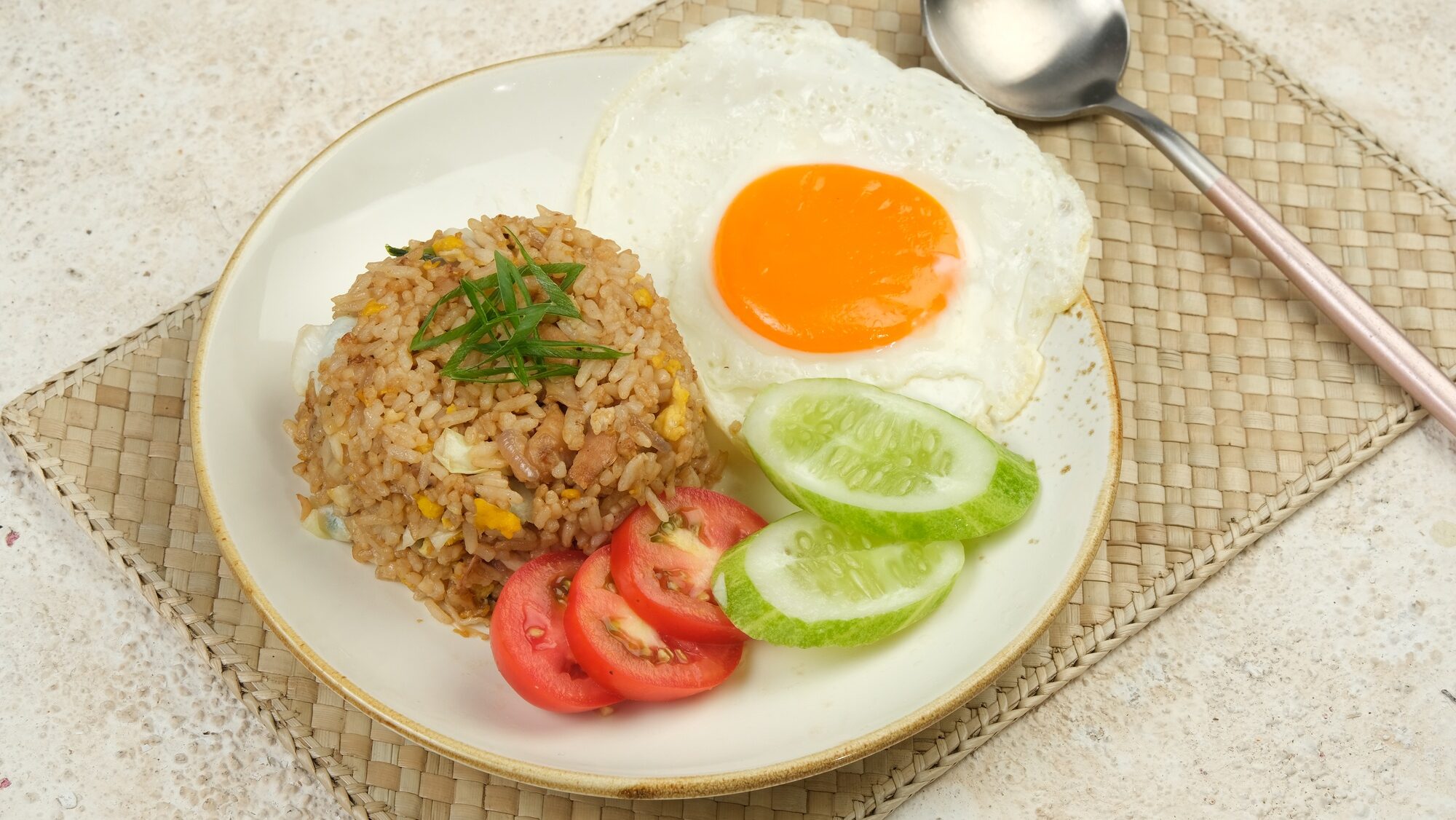 Indonesian fried rice or nasi goreng served with sunny side up egg jajandikitid nasi goreng makanan indonesia terbaik dunia