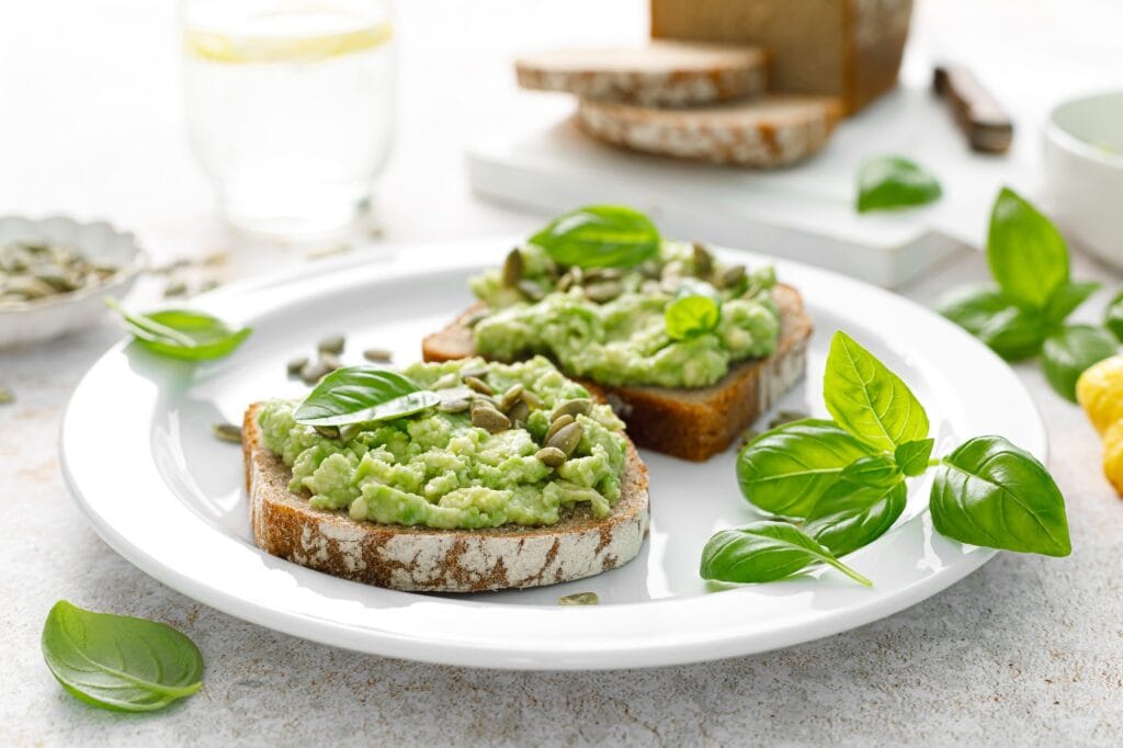 Avocado sandwich with pumpkin seeds Healthy vegetarian avocado toast with rye bread for breakfast jajandikitid roti panggan alpukat makan sehat sebelum jalan pagi