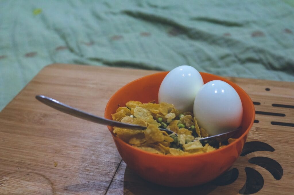 Boiled eggs and corn flakes jajandikitid makan sehat untuk jaalan pagi