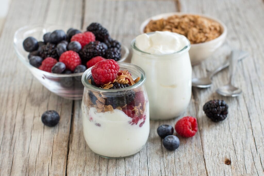 Breakfast with fresh greek yogurt muesli and berries jajandikitid makan sehat sebelum jalan pagi