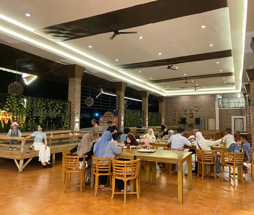 Gumati cibinong jajandikitid suasana ruang makan gumati resto salah satu restoran sunda di cibinong