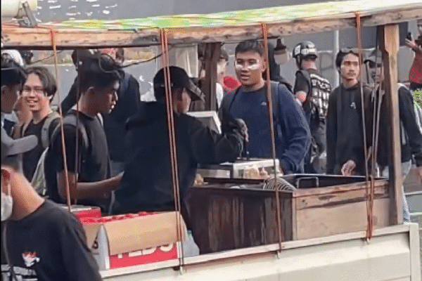 mobil tahu bulat di tengah demonstrasi