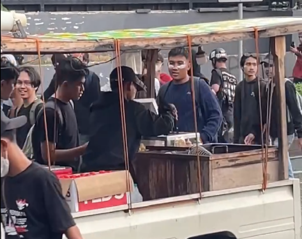 Mobil Tahu Bulat Di Tengah Demonstrasi Jajandikitid