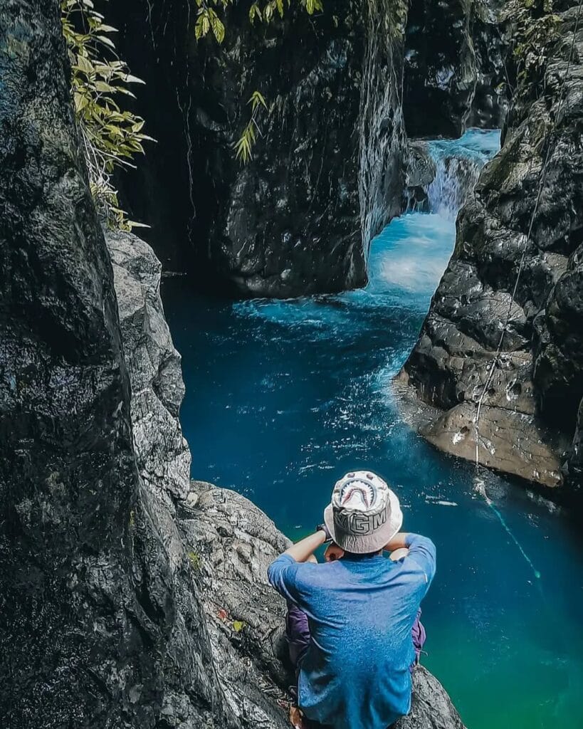 curug leuwi lieuk curug leuwi lieuk adalah salah satu dari banyaknya air terjun yang ada di jajandikitid curug leuwi lieuk salah satu curug di bogor yang berada di sukamakmur
