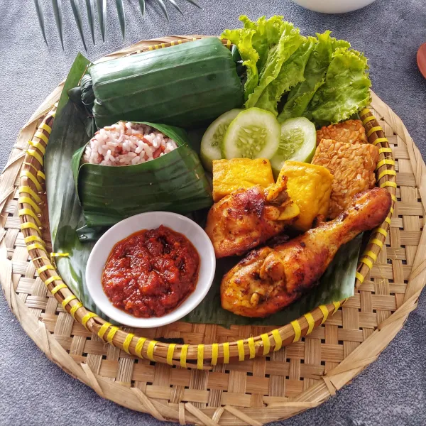 Nasi timbel ya jajandikitid nasi timbel khas sunda warisan kuliner nusantara