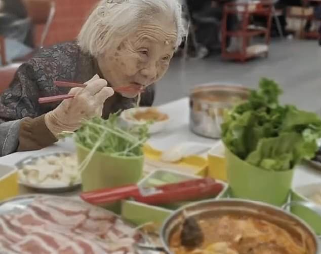 Nenek 100 Tahun Jajandikitid